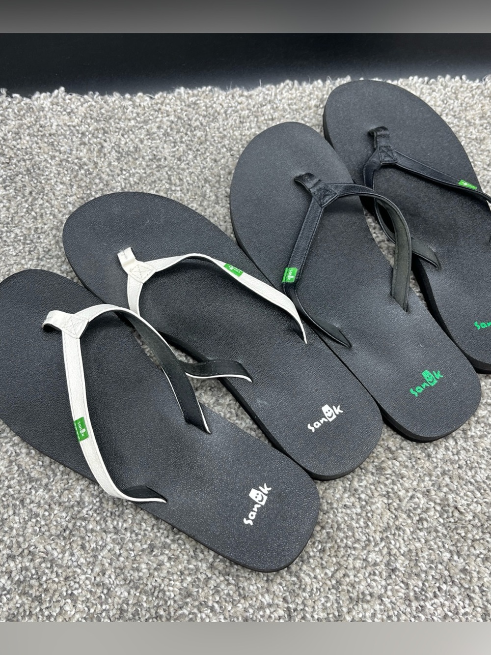 2x Sanuk Yoga Mat Women’s 7 Slip on Flip Flop Thong Flat Sandals Black White Set
